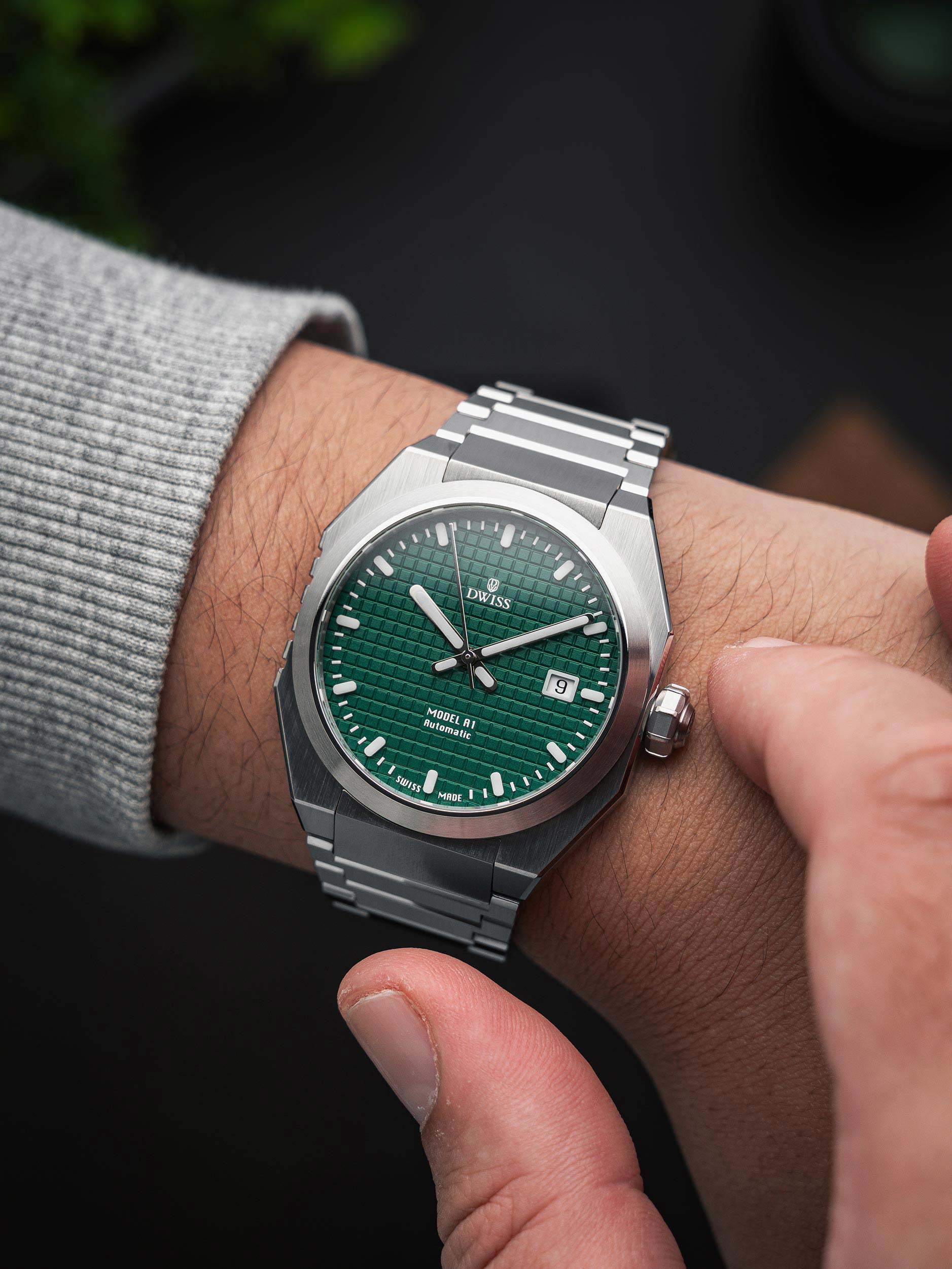 DWISS A1: PowerLume. 
SWISS MADE AUTOMATIC WRIST WATCH
68 hours power reserve and solid;Super LumiNova® blocks
Dimension: 40 mm diameter wide;
lug to lug 45,5 mm, 10,8 mm thickness.
Movement: Swiss made automatic movement
La Joux-Perret G100; Soigné
Number of jewels: 24,
Frequency 4Hz – 28’800
Power reserve 68 hours
Case: 316L Stainless Steel. See-through case back
Dial: Tapesserie Green with Super LumiNova® C1 X1 BL blocks
Luminous: Hands, Indexes and date window.